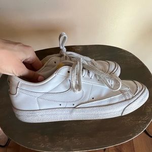 WOMENS NIKE BLAZERS LOW TOP